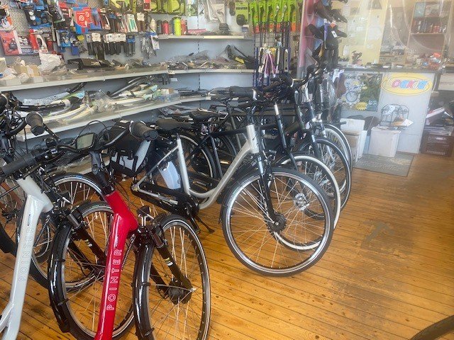 Meerdere Elektrische fietsen te koop in de winkel van Rijwielhandel Parkstad Veendam